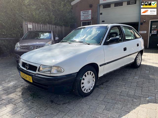 Opel Astra 1.6i Young