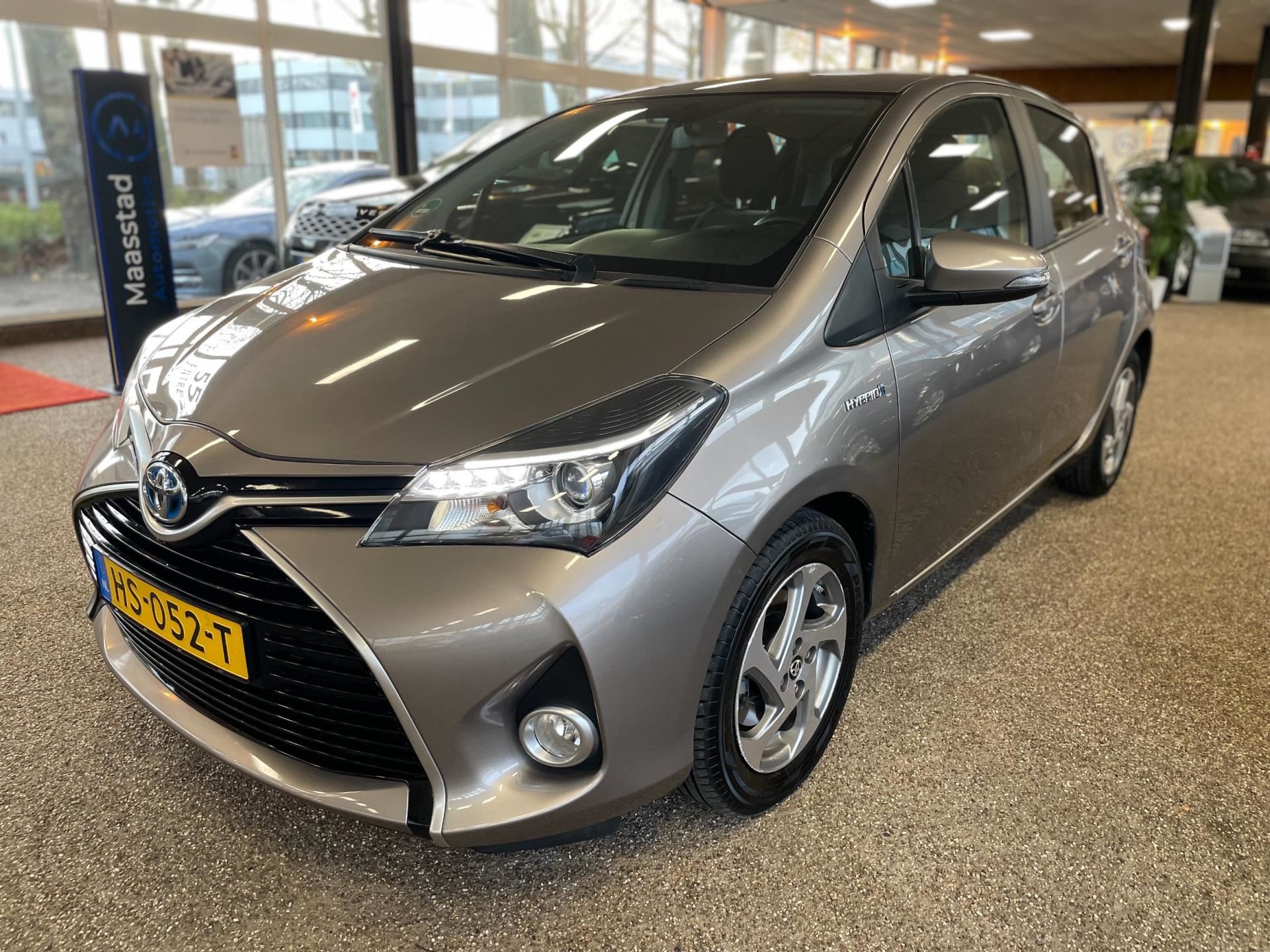 Toyota Yaris - Hybrid Lease| Automaat| Fabrieksgarantie tot 2025| Navi| Topstaat| Camera| Cruise| Bluetooth Hybride uit 2015 www.maasstadautomotive.nl