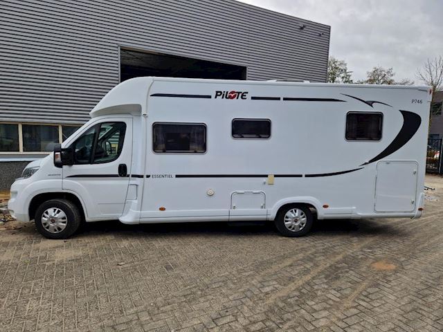 Pilote P746C Half integraal camper 2 x Airco, Lederen bekleding,TV,Fietsendrager 3x