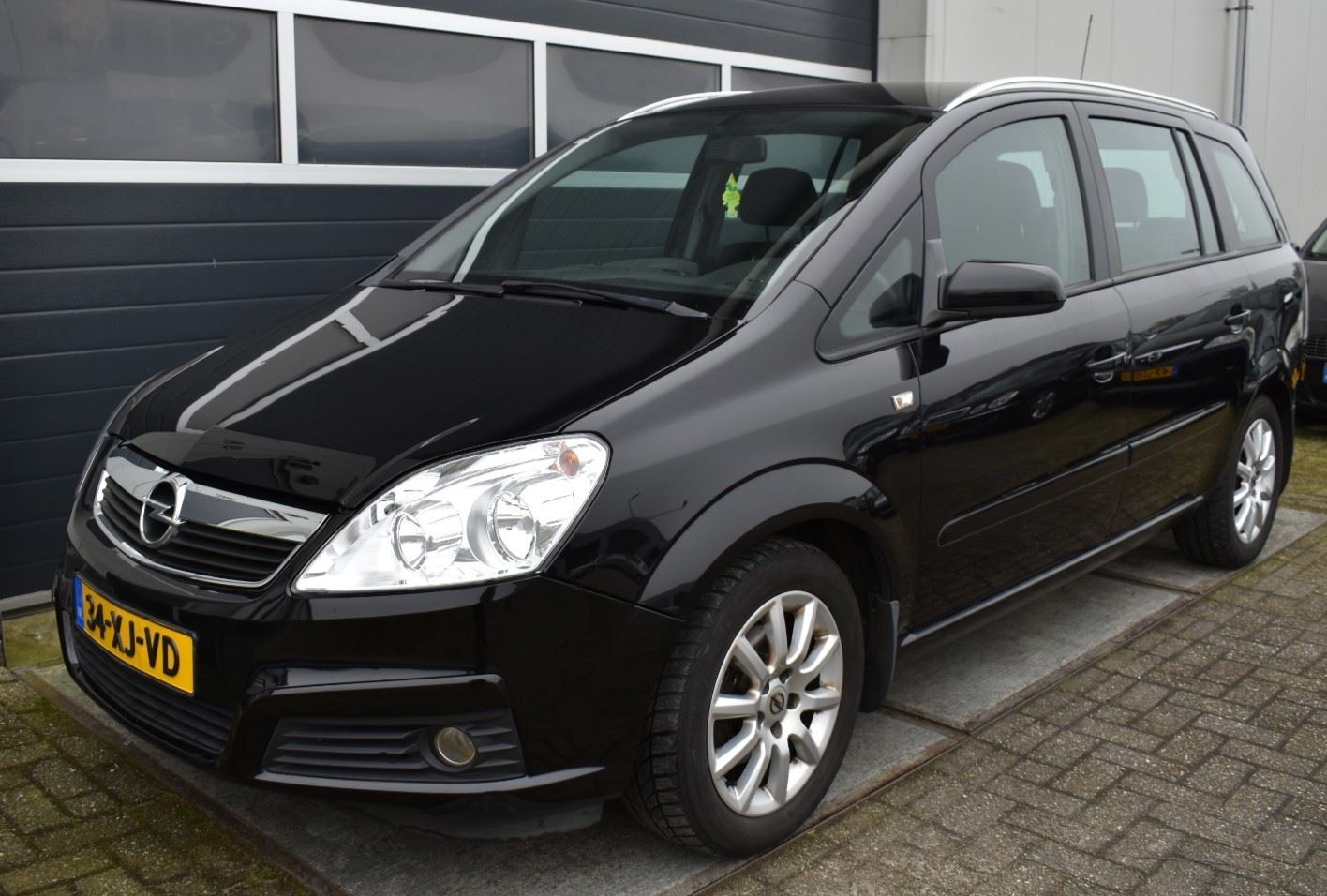 Opel Zafira - 1.8 Temptation Benzine uit - www.azautos.nl