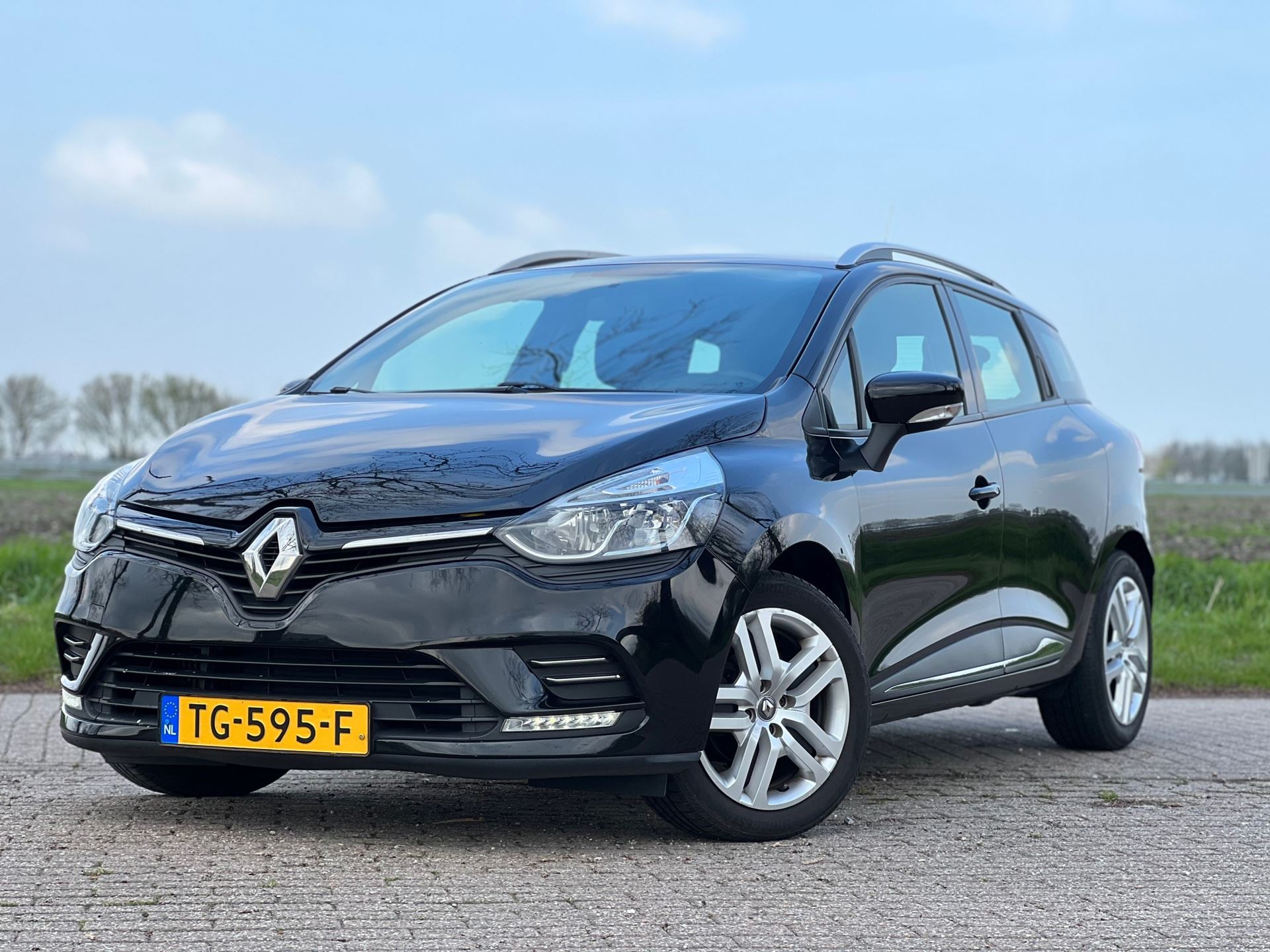 musicus Melodieus Pool Renault Clio Estate - 0.9 TCe Zen Benzine uit 2018 - www.autojanwisse.nl