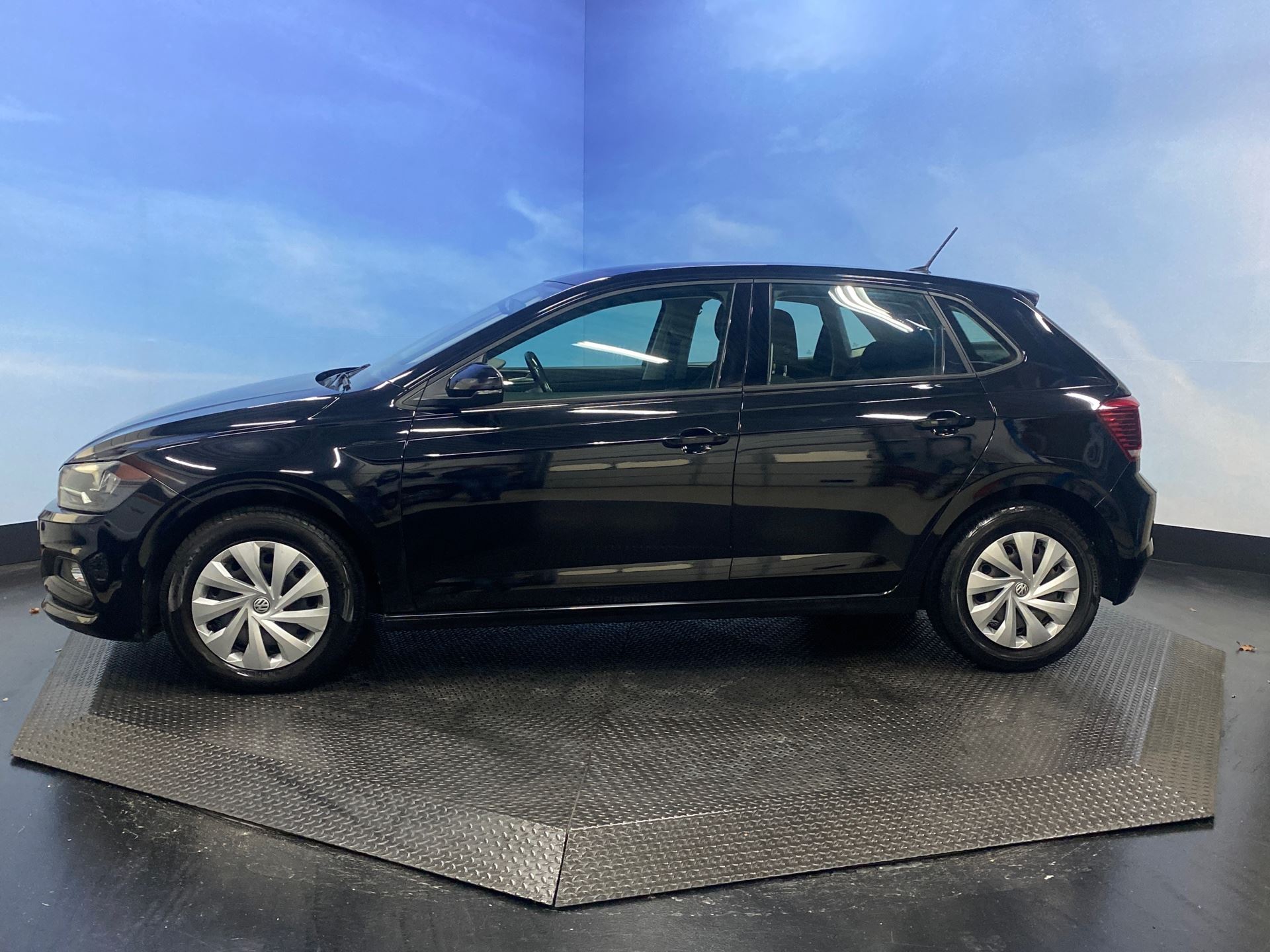 Show Auto Mall Teresina - Volkswagen - Polo - MF 1.6 - 2019 ✔️ Ar  condicionado ✔️ Banco com regulagem de altura ✔️ Desembaçador traseiro ✔️  Encosto de cabeça traseiro ✔️ Farol