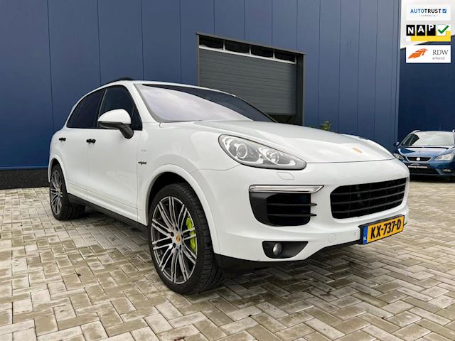 Porsche Cayenne 3.0 S E-Hybrid Platinum Edition / LUCHTVERING / BOSE / CAMERA / ALCANTARA / ELEC TREKHAAK 