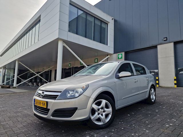 Opel Astra 1.8 Essentia AIRCO CRUISE TREKHAAK 2 X SLEUTELS