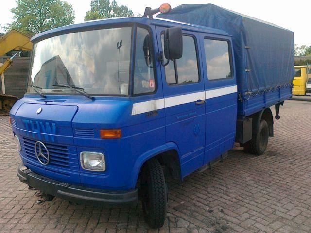 Mercedes-Benz 409 benzine 4x2 bakwagen