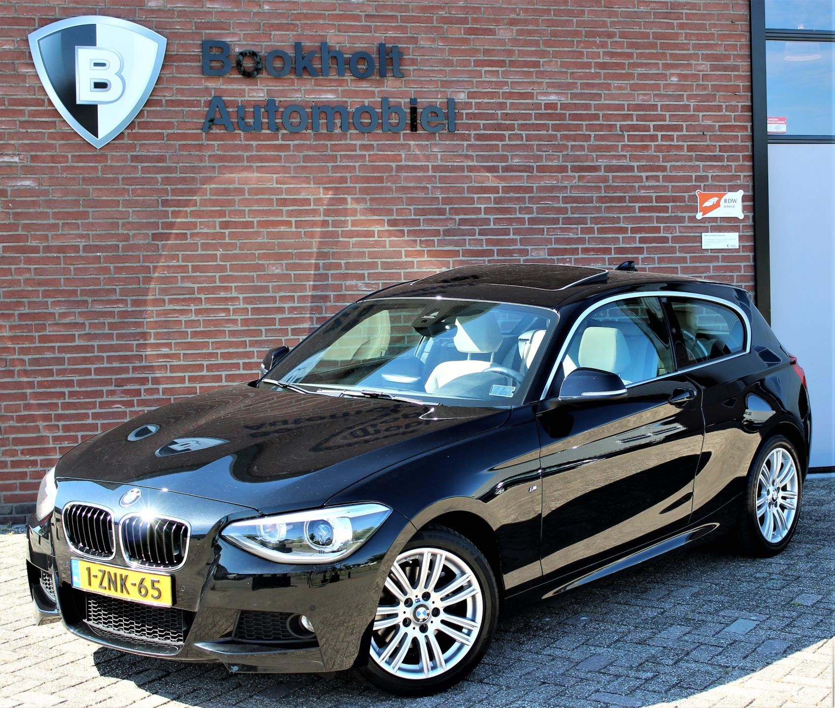 band Stevenson houd er rekening mee dat BMW 1-serie - 118i M- Sport High Exe Sch.dak 3- deurs Benzine uit 2015 -  www.bookholt-automobiel.nl