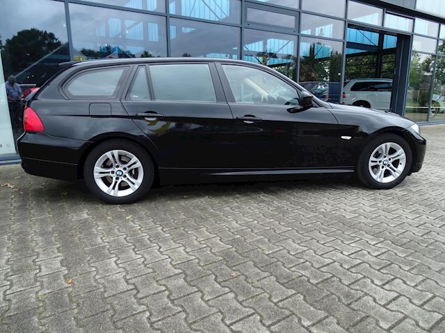 BMW 3-serie Touring 320i Business Line, Panorama dak, Nw distributie ketting